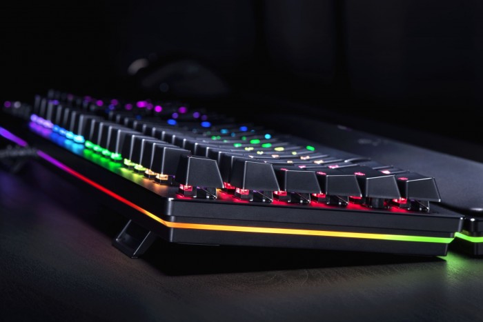 Die Tastatur kommt mit opto-mechanischen Switches und in der Elite-Version mit einer LED-Leiste an der Seite. (Bild: Razer)